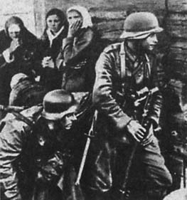 Немецкие войска вступают в захваченную деревню. С ужасом