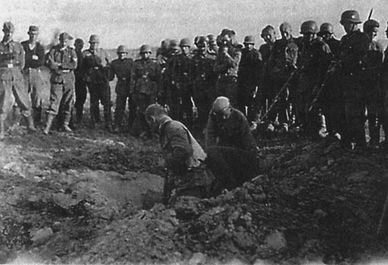 «Фото на память». Пленных советских бойцов заставляют