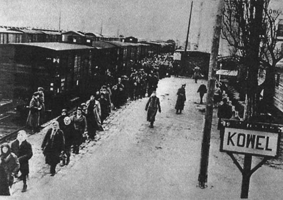 Советские граждане под охраной немецких солдат на станции