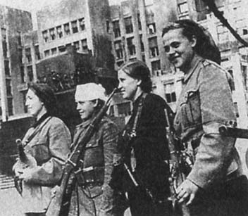 Советские партизанки в освобожденном Минске