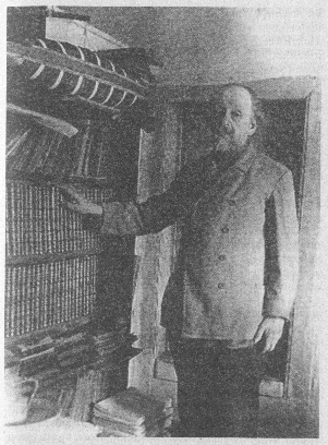 Константин Эдуардович Циолковский в своей библиотеке